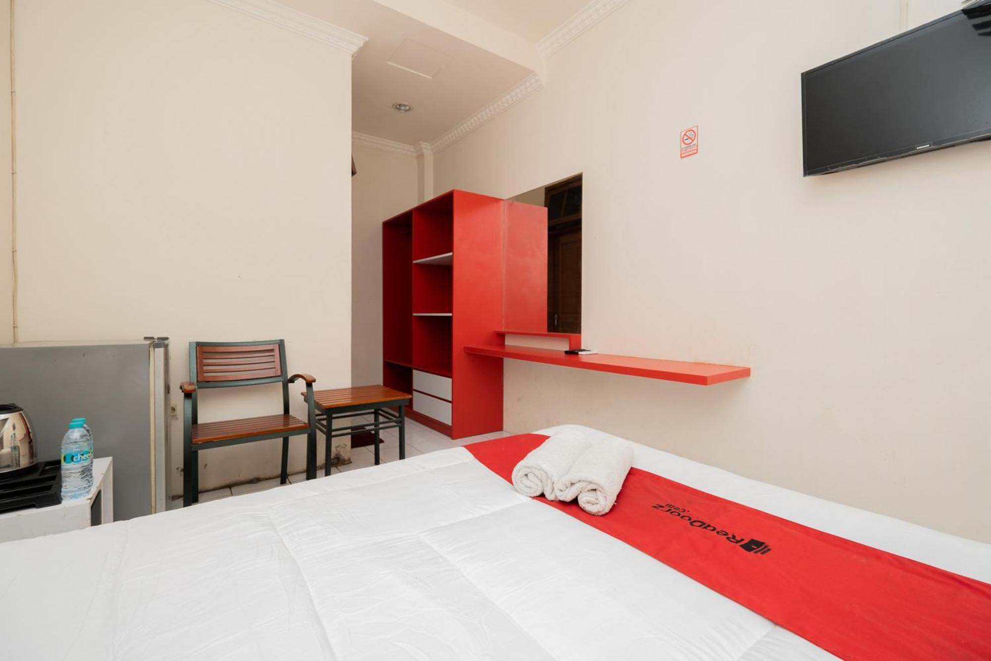 Reddoorz Plus @ Gunungsari Surabaya Kedurus Екстериор снимка