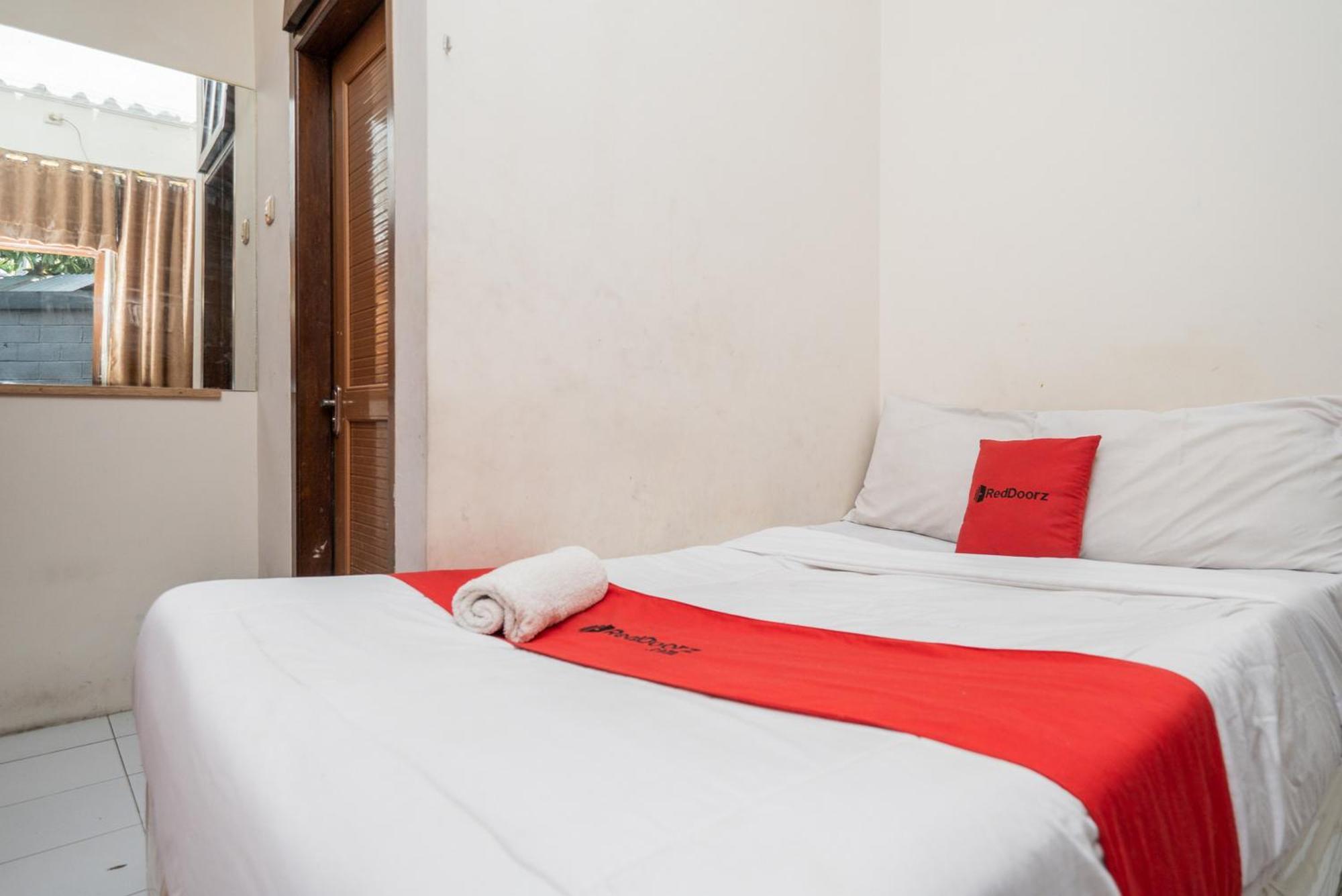 Reddoorz Plus @ Gunungsari Surabaya Kedurus Екстериор снимка